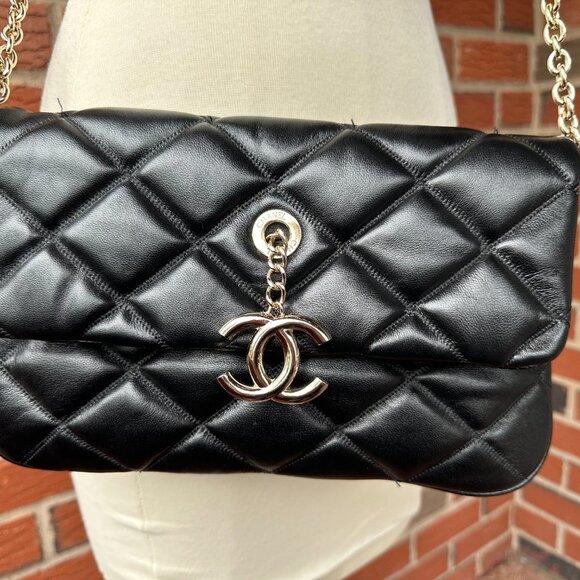 Double C Flap Over Cross Body Black Leather Purse Gold Chain & Magnetic Closure - Picture 4 of 7